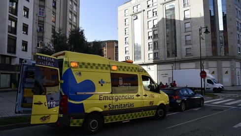 Imagen de una ambulancia del Sacyl | Herida en una pierna una mujer tras ser atropellada en la Avenida del Castillo de Ponferrada