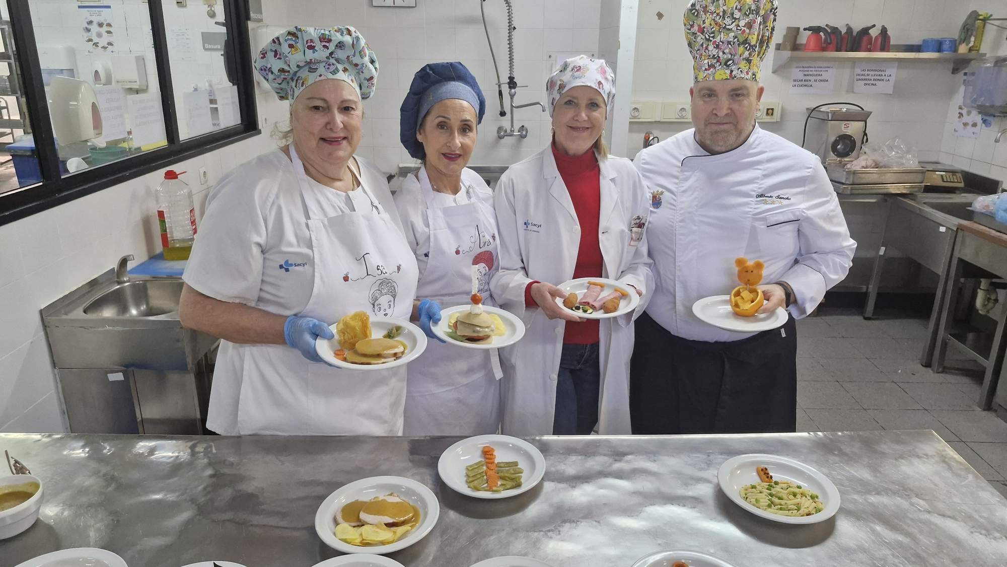 Equipo de cocina del Hospital El Bierzo preparando los menús creativos (1) Equipo de cocina del Hospital El Bierzo preparando los menús creativos (1)