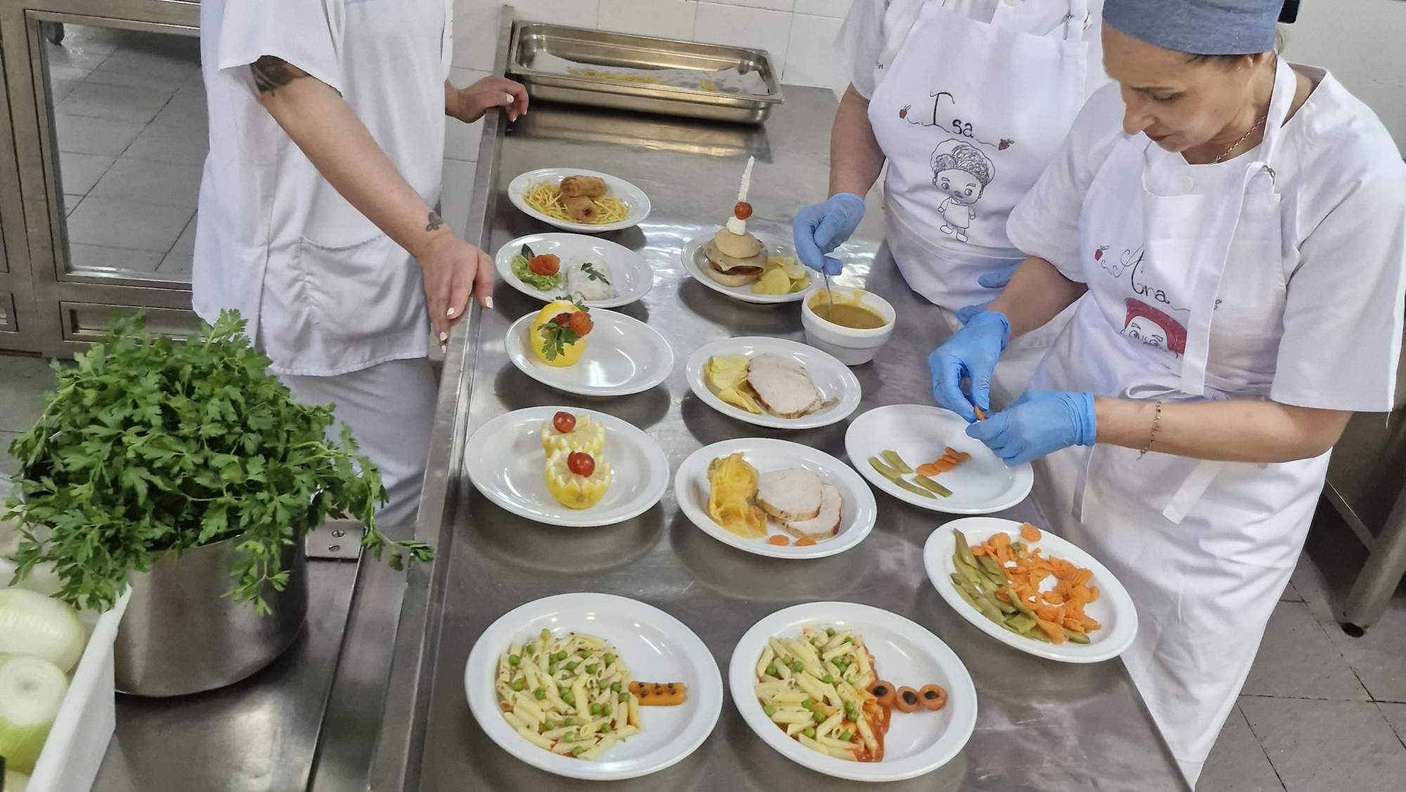 Equipo de cocina del Hospital El Bierzo preparando los menús creativos (3) Equipo de cocina del Hospital El Bierzo preparando los menús creativos (3)