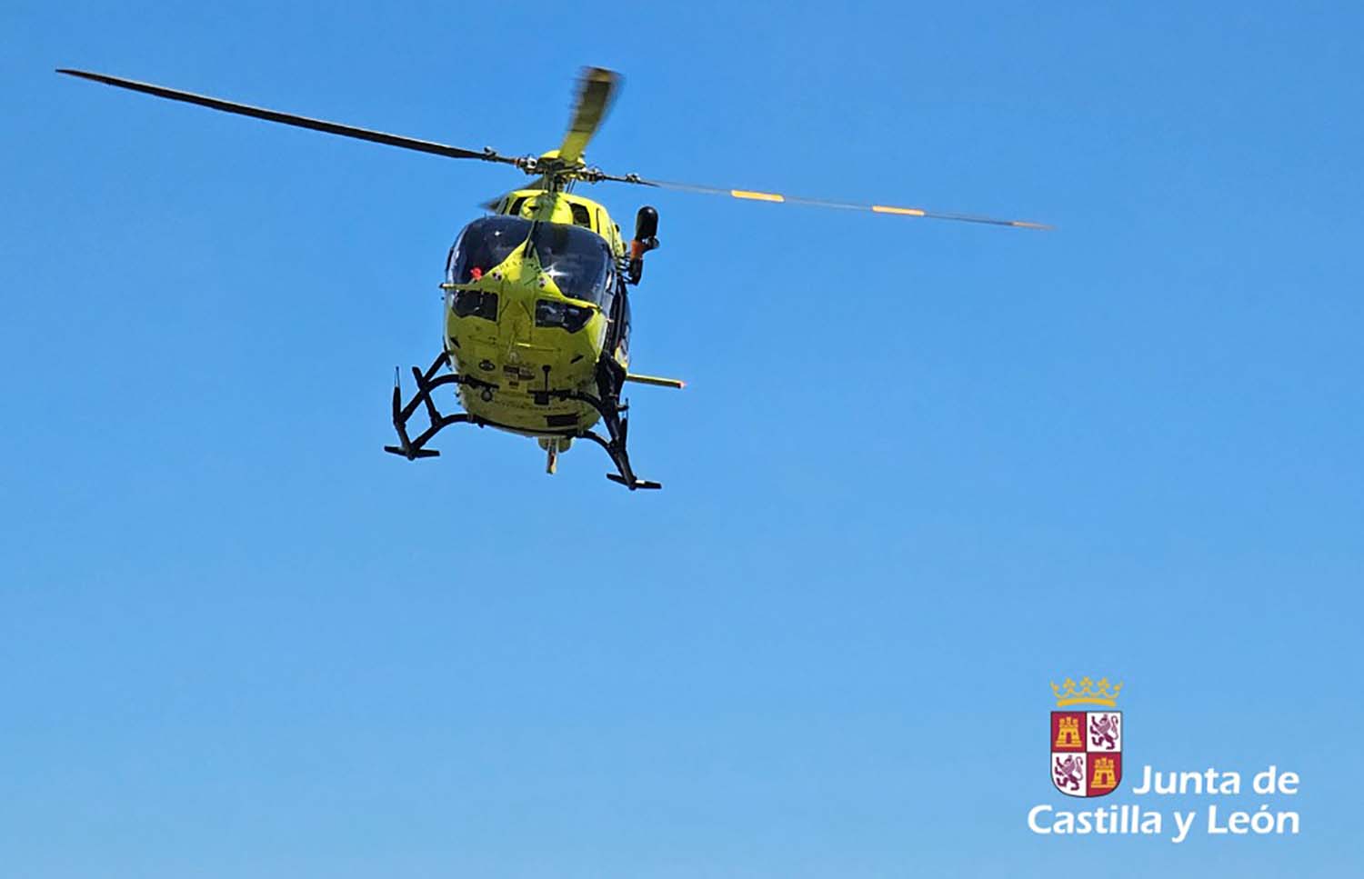 Helicóptero medicalizado del Sacyl | Trasladado al Hospital de León un joven de 14 años tras golpearse en la cabeza en el río Bernesga