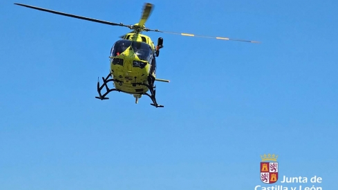 Helicóptero medicalizado del Sacyl | Cuatro heridos, uno de ellos atrapado, en una colisión entre dos turismos en Palacios del Sil