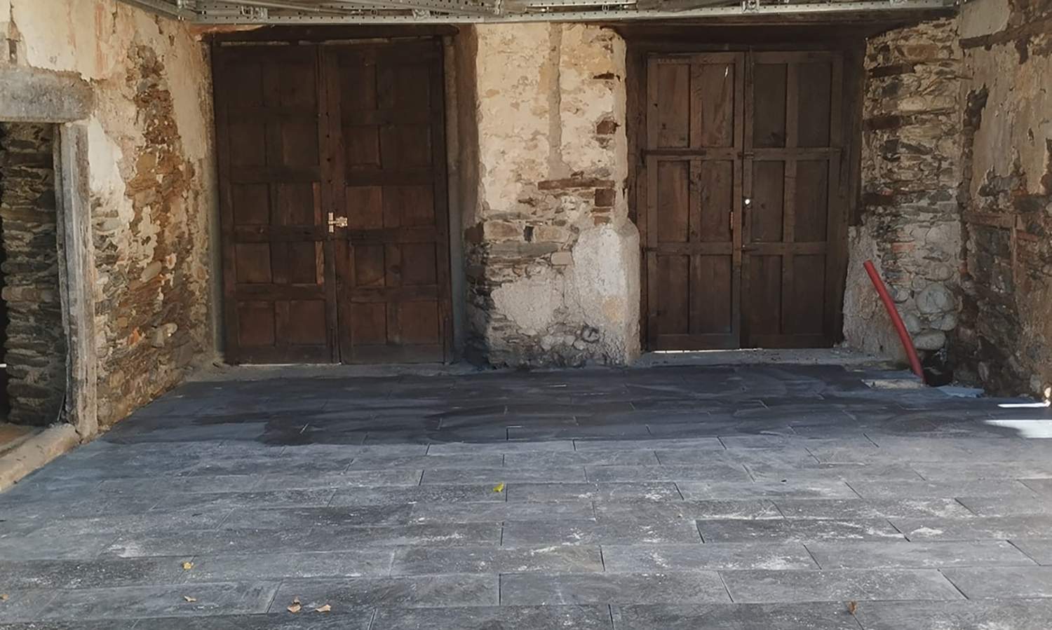 El Jardín Romántico de Villafranca del Bierzo recupera parte del suelo original de la Casa Gil