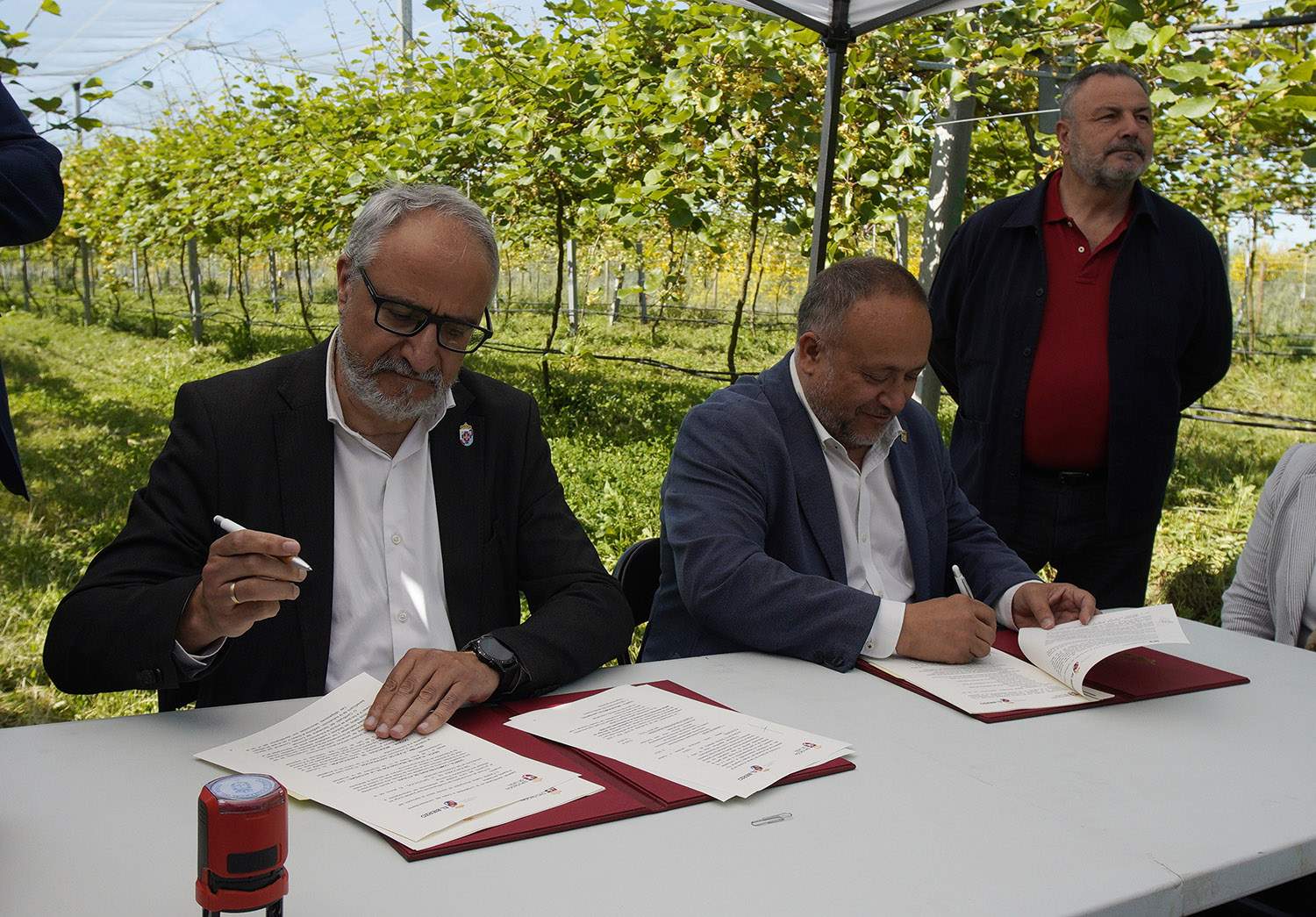 César Sánchez ICAL. El presidente de la Diputación de León, Gerardo Álvarez Courel (C), junto al del Consejo Comarcal del Bierzo, Olegario Ramón (I), durante la firma del convenio del Banco de Tierras .