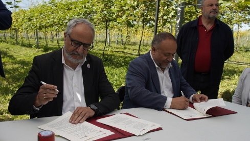 César Sánchez ICAL. El presidente de la Diputación de León, Gerardo Álvarez Courel (C), junto al del Consejo Comarcal del Bierzo, Olegario Ramón (I), durante la firma del convenio del Banco de Tierras .