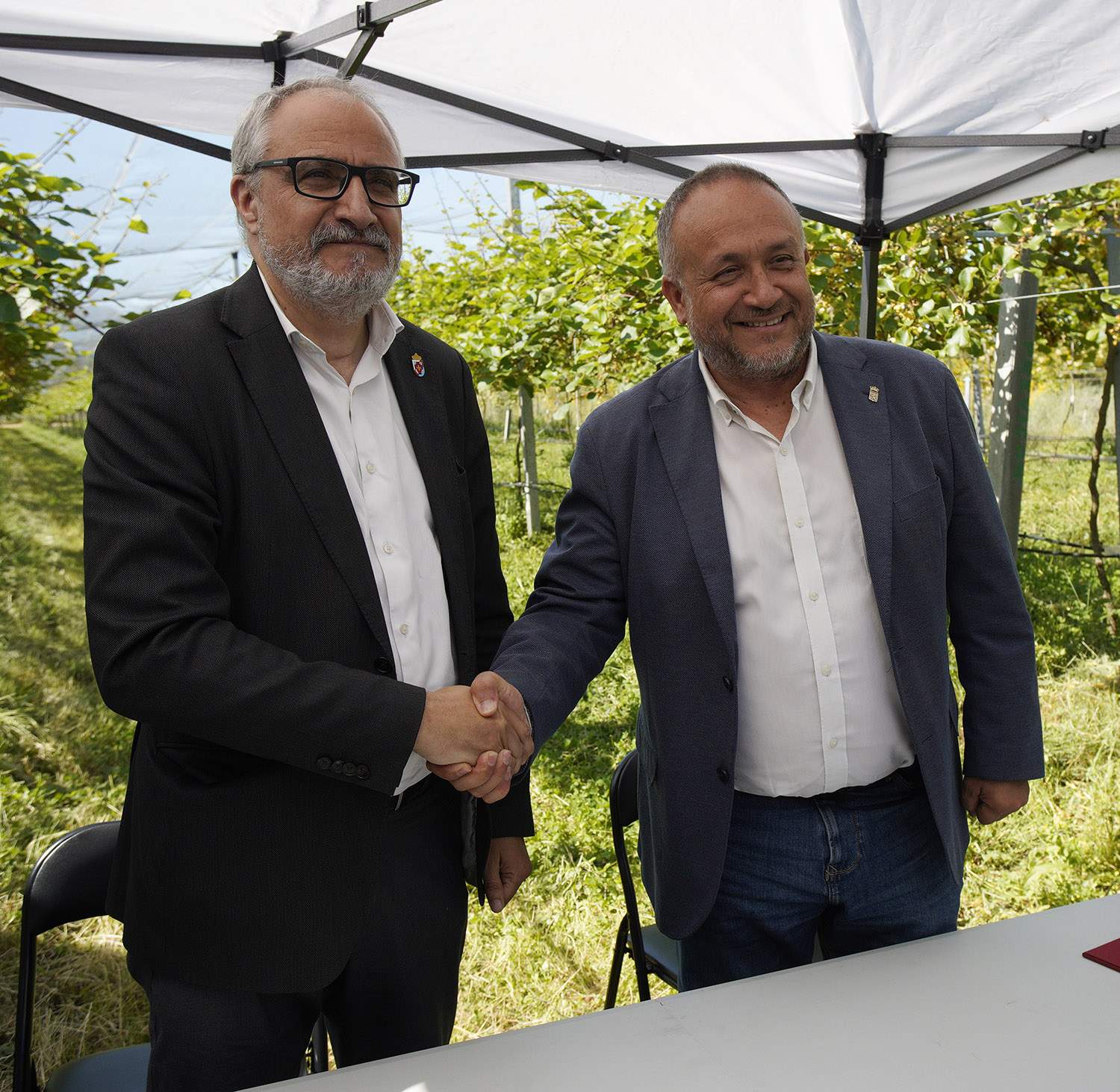 César Sánchez ICAL . El presidente de la Diputación de León, Gerardo Álvarez Courel (D), junto al del Consejo Comarcal del Bierzo, Olegario Ramón (I), durante la firma del convenio del Banco de Tierras.