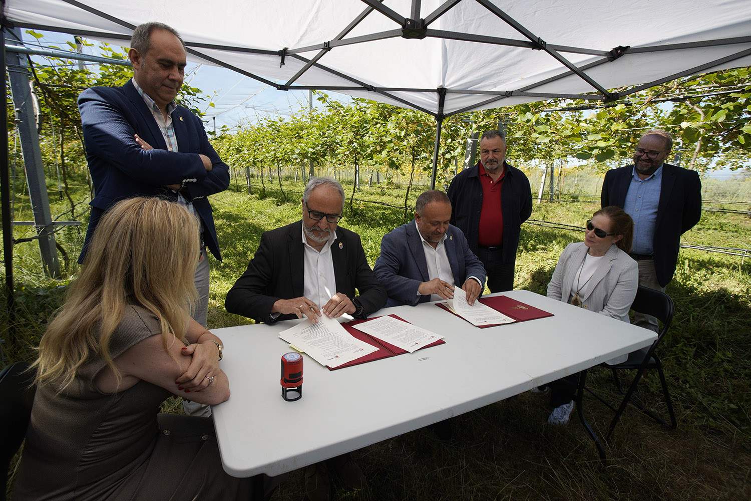 César Sánchez ICAL. El presidente de la Diputación de León, Gerardo Álvarez Courel (4D), junto al del Consejo Comarcal del Bierzo, Olegario Ramón (3I), durante la firma del convenio del Banco de Tierras.