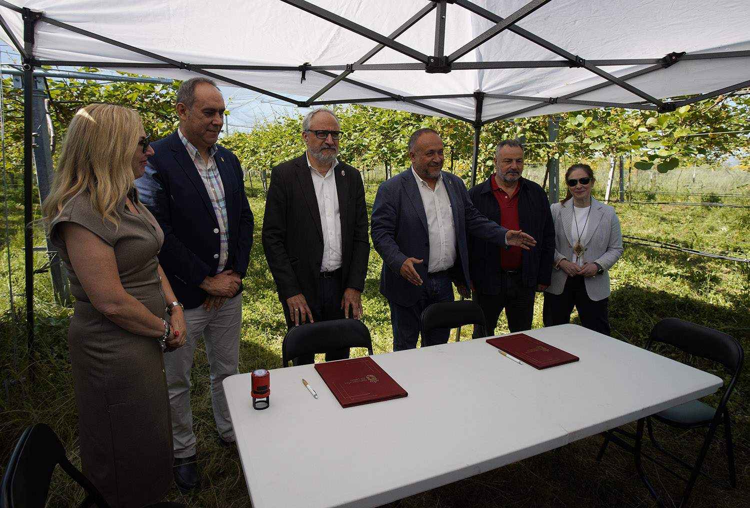 César Sánchez ICAL. El presidente de la Diputación de León, Gerardo Álvarez Courel (3D), junto al del Consejo Comarcal del Bierzo, Olegario Ramón (3I), durante la firma del convenio del Banco de Tierras .