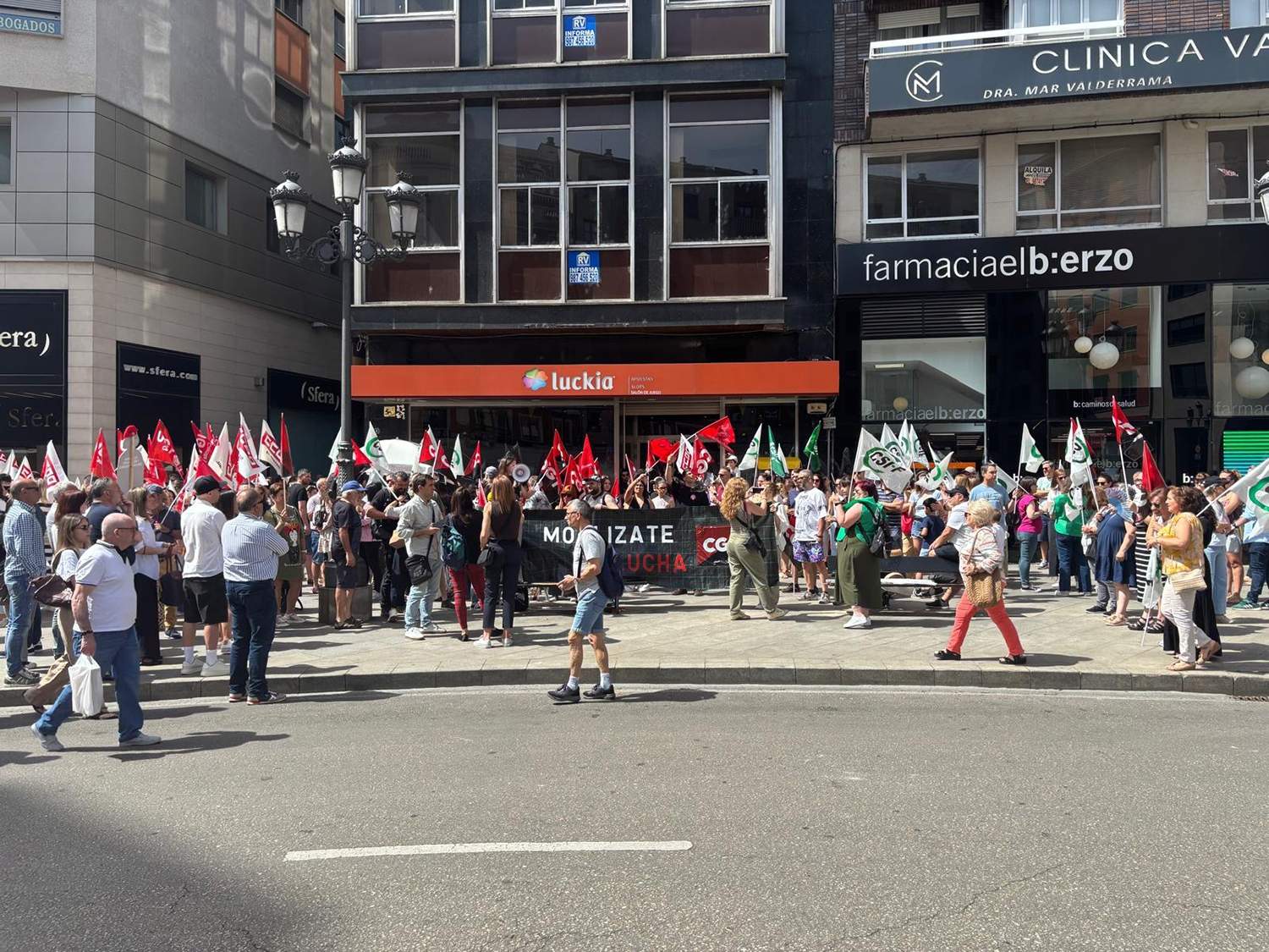 Los trabajadadores de Teleperformance se concentran contra el ERE de Ponferrada