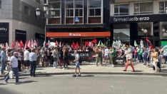 Los trabajadadores de Teleperformance se concentran contra el ERE de Ponferrada