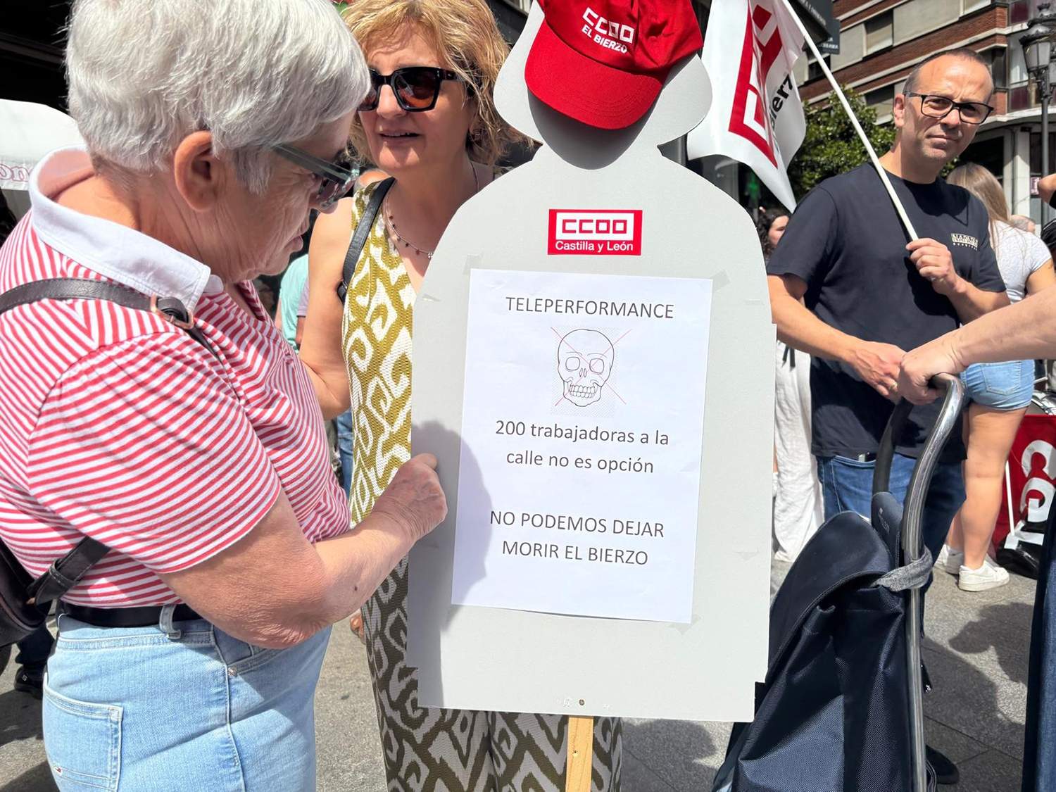 Concentración contra el ERE de Teleperformance en Ponferrada 2