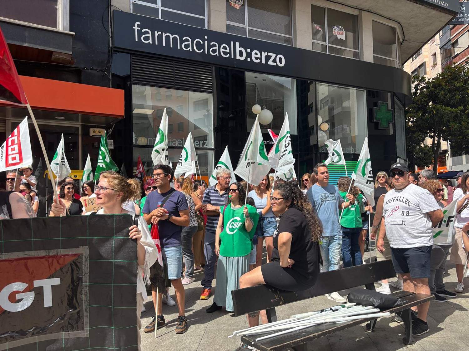 Concentración contra el ERE de Teleperformance en Ponferrada 