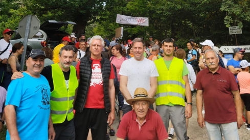 Más de 300 manifestantes reclaman la carretera de acceso a San Adrián de Valdueza (Ponferrada) en una marcha reivindicativa