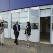 César Sánchez ICAL. El alcalde de Ponferrada, Marco Morala, junto a la concejala de Interculturalidad, Diversidad y Solidaridad, Ivelisse Martínez Calderón (I), y personal de la Oficina del Inmigrante de Ponferrada.