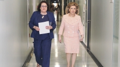 R. Valtero / ICAL. La gerente regional de Salud, Violeta Martínez Pindado, y la directora general de Personal y Desarrollo Profesional, Sonsoles García Rodríguez,