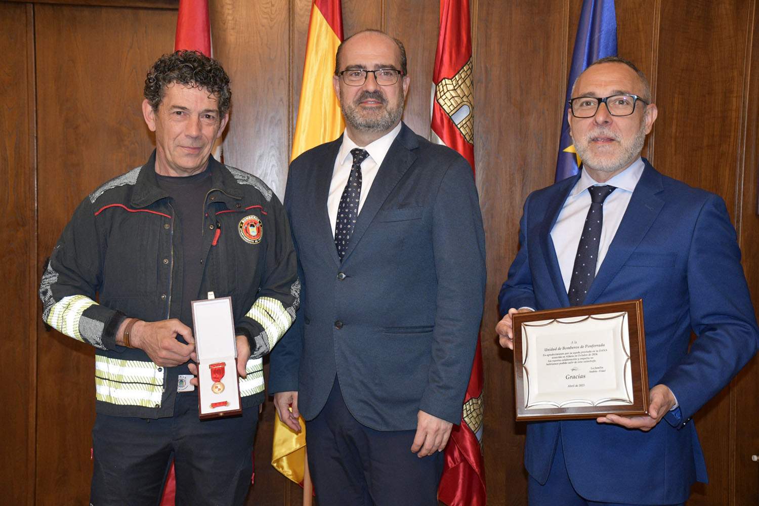 Entrega de Medalla Oro a Bomberos de Ponferrada por participación en la DANA (2)