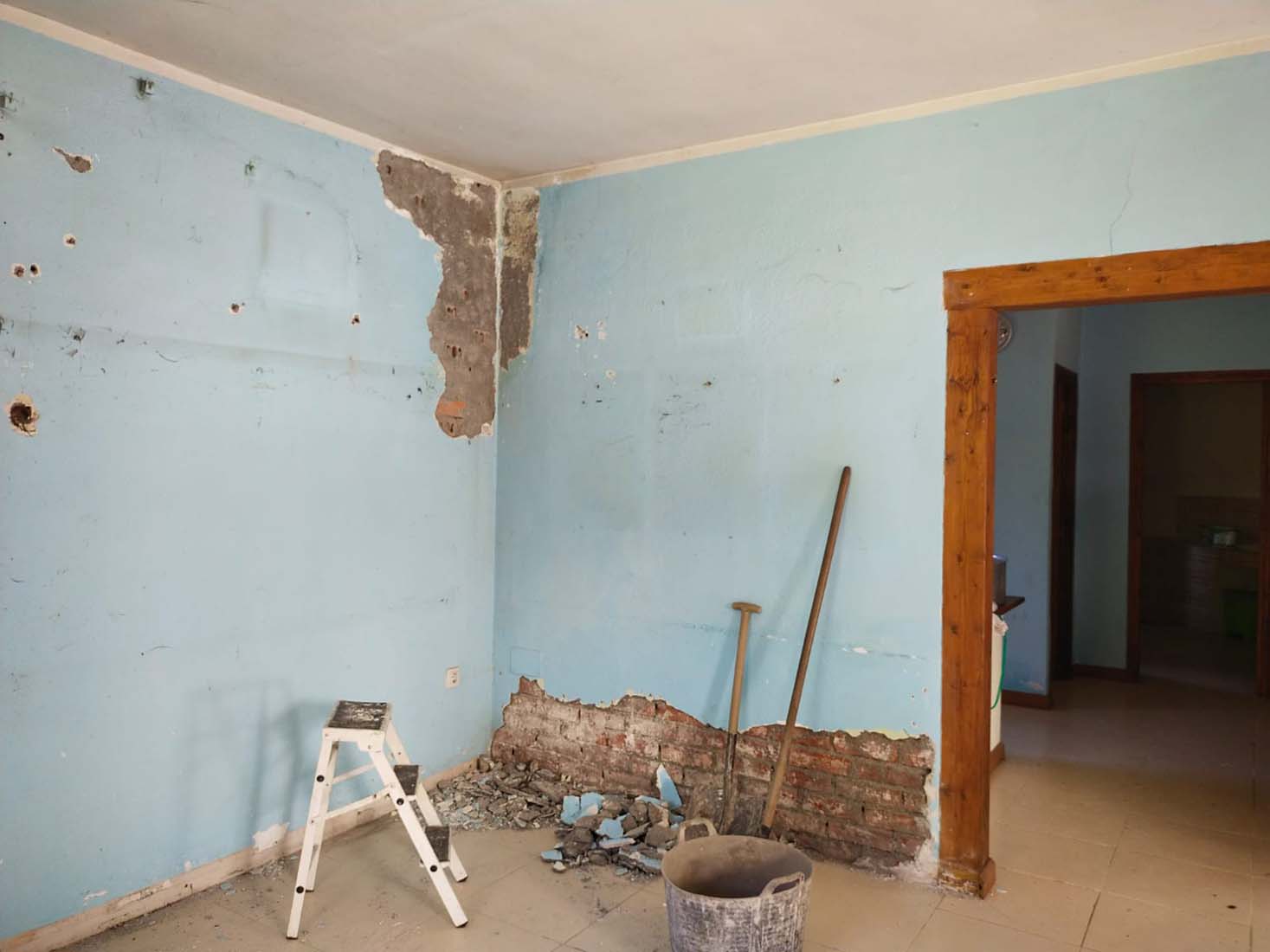 Estado del interior de las antiguas escuelas de Valdefrancos 