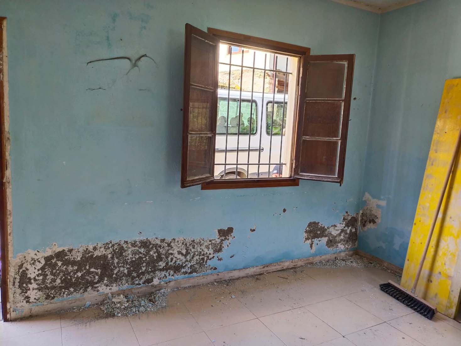 Estado del interior de las antiguas escuelas de Valdefrancos 