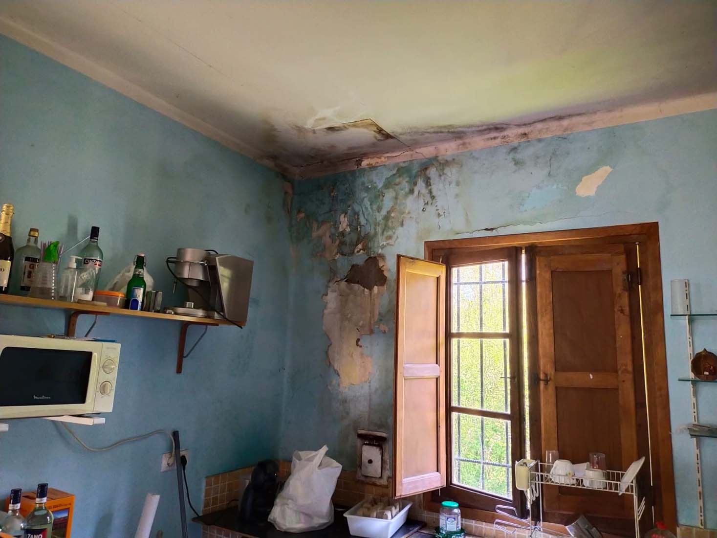 Estado del interior de las antiguas escuelas de Valdefrancos 