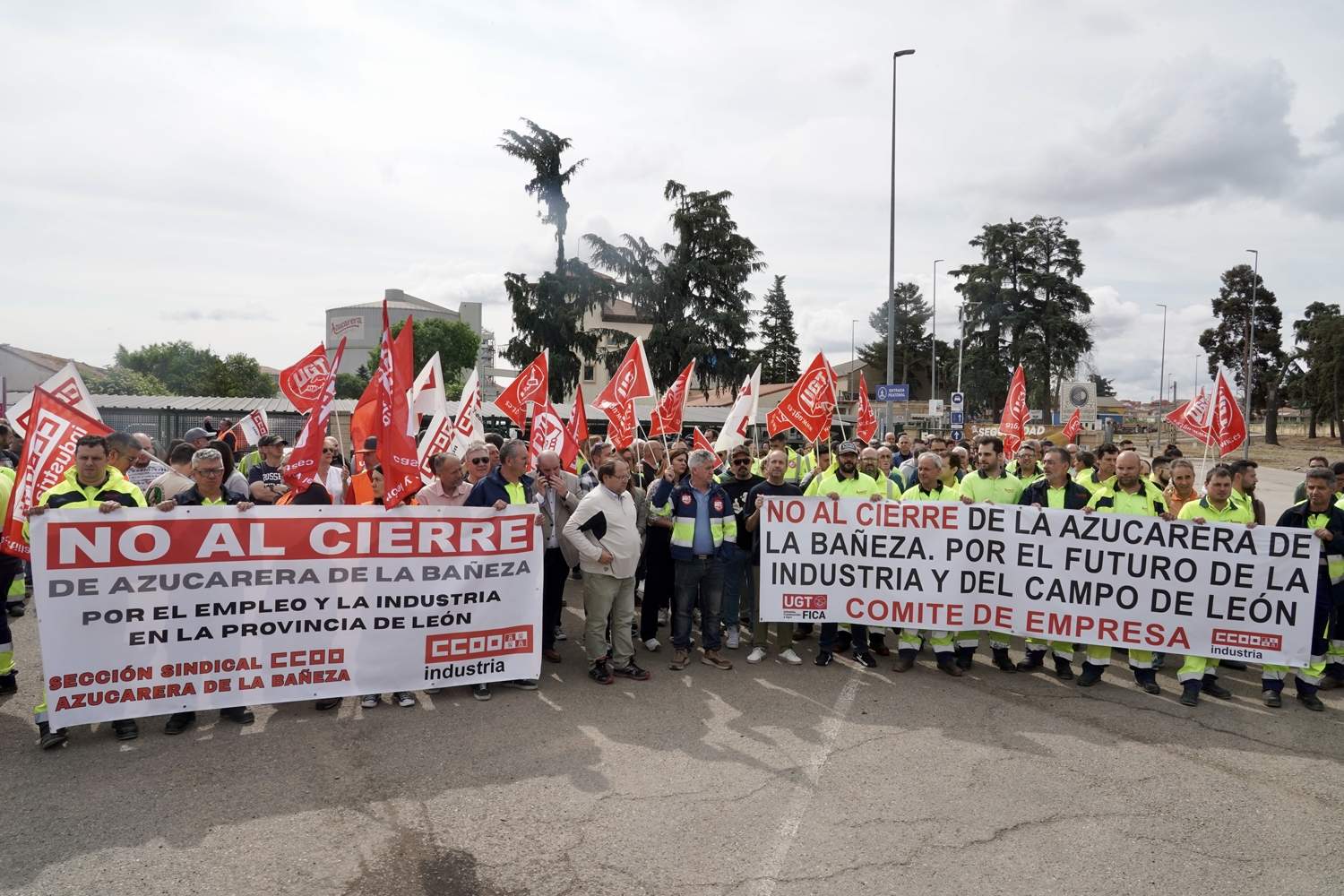 Campillo / ICAL . Los trabajadores afectados por el cierre de la planta de Azucarera de La Bañeza se concentran a las puertas de la fábrica