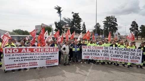 Campillo / ICAL . Los trabajadores afectados por el cierre de la planta de Azucarera de La Bañeza se concentran a las puertas de la fábrica