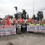 Campillo / ICAL . Los trabajadores afectados por el cierre de la planta de Azucarera de La Bañeza se concentran a las puertas de la fábrica