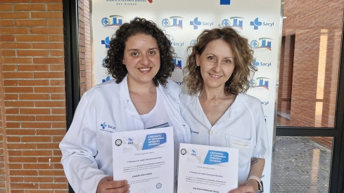Las enfermeras Pinto y Rodríguez con el primer premio por su comunicación oral.