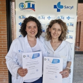 Las enfermeras Pinto y Rodríguez con el primer premio por su comunicación oral.