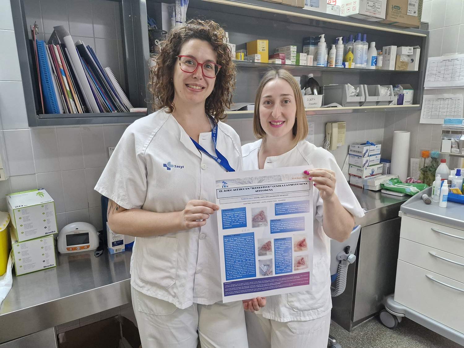 Las enfermeras Martínez y Otero con su póster sobre el ácido acético.