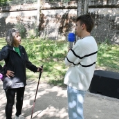 Los paseantes del río en Ponferrada se topan con los nuevos bancos... Entre el valor para 'descansar' en ellos y el buen humor