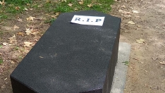 Bancos en el paso del Sil de Ponferrada