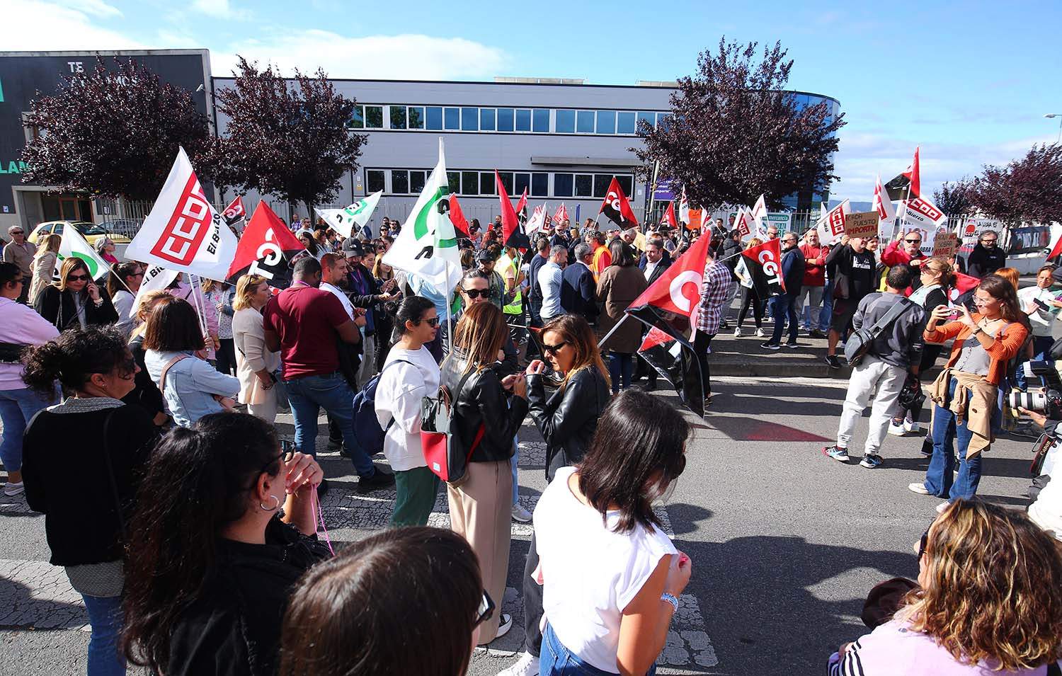 César Sánchez ICAL. Concentración y huelga de 24 horas de la plantilla de Teleperformance en Ponferrada por los 158 despidos planteados por la empresa