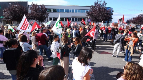 César Sánchez ICAL. Concentración y huelga de 24 horas de la plantilla de Teleperformance en Ponferrada por los 158 despidos planteados por la empresa