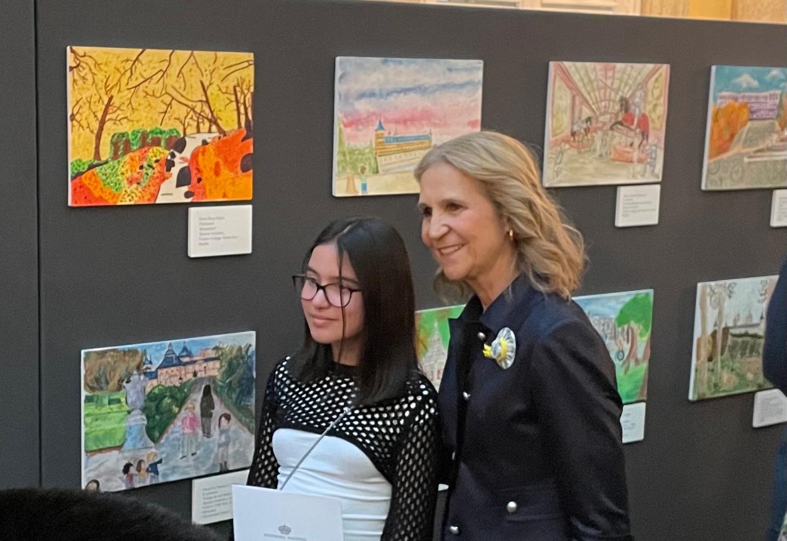 Kimera García del Río recibiendo el diploma de mano de la Infanta Elena 