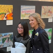 Kimera García del Río recibiendo el diploma de mano de la Infanta Elena 