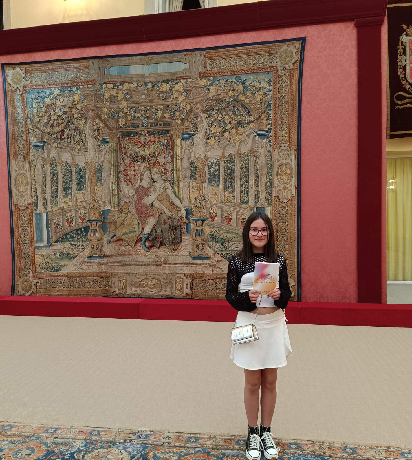 Kimera García del Río recibiendo el diploma de mano de la Infanta Elena