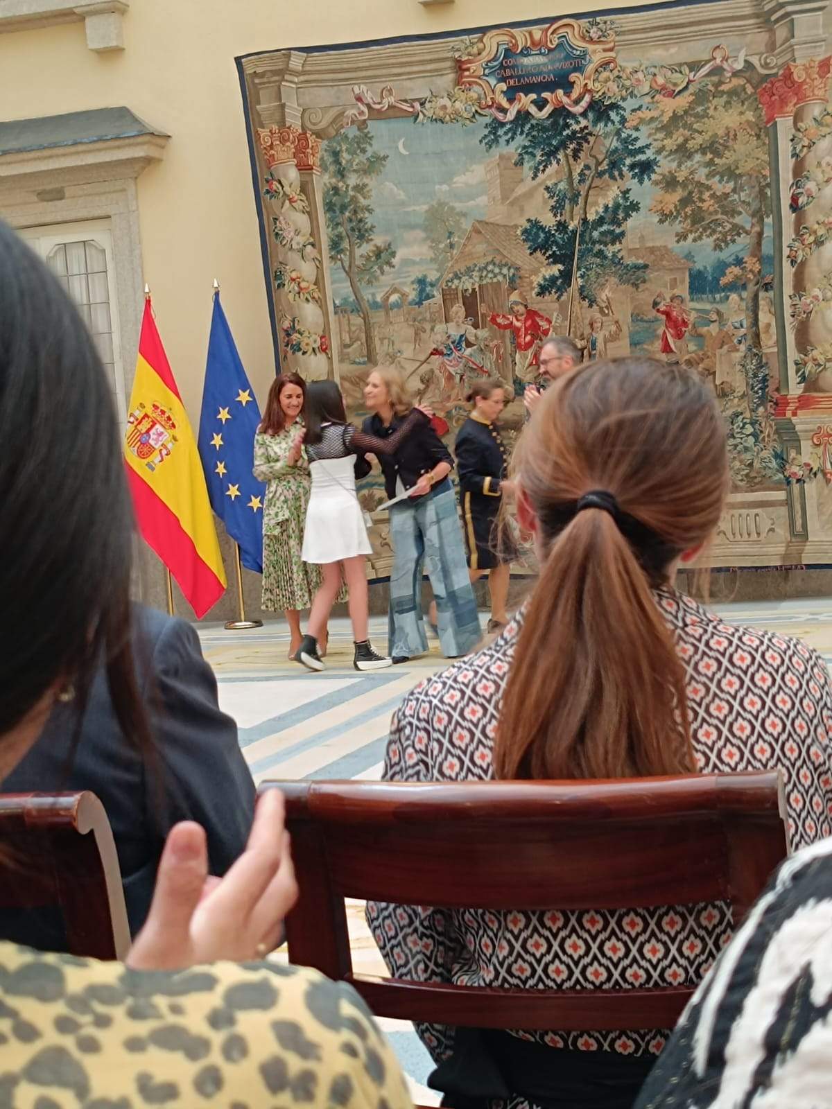 Kimera García del Río recibiendo el diploma de mano de la Infanta Elena 