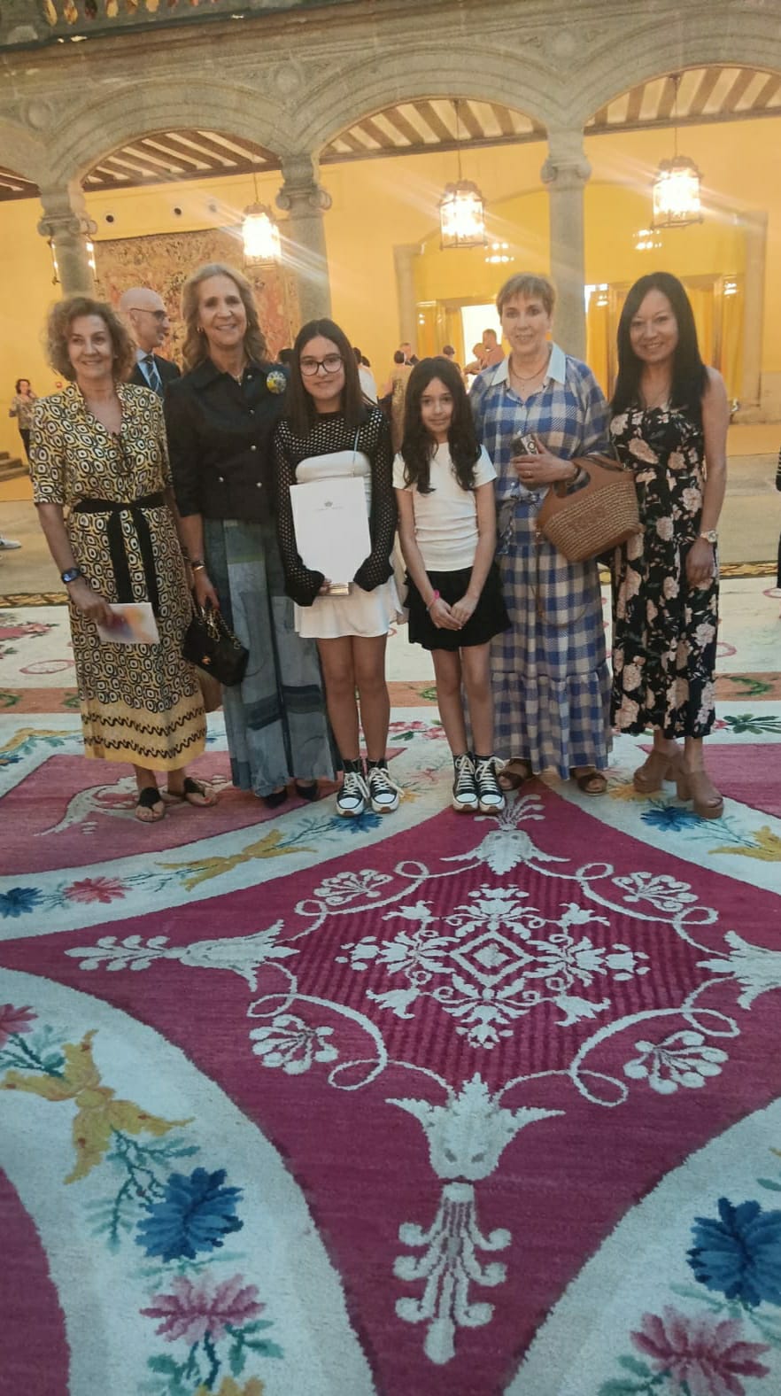 Kimera García del Río recibiendo el diploma de mano de la Infanta Elena 