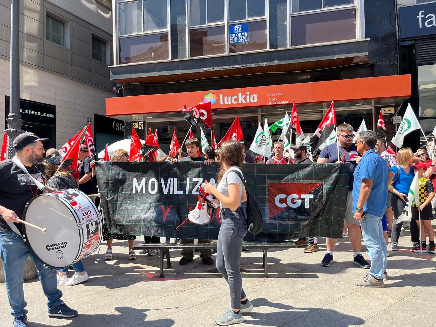 Concentración de CGT por el ERE de Teleperformance en Ponferrada 