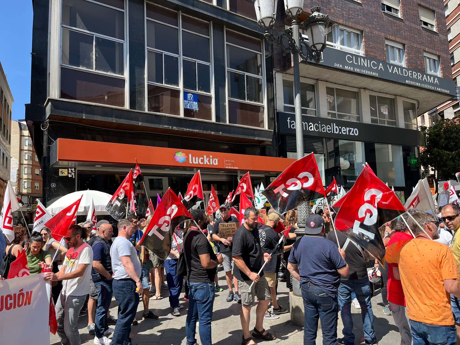 Concentración de CGT por el ERE de Teleperformance en Ponferrada 