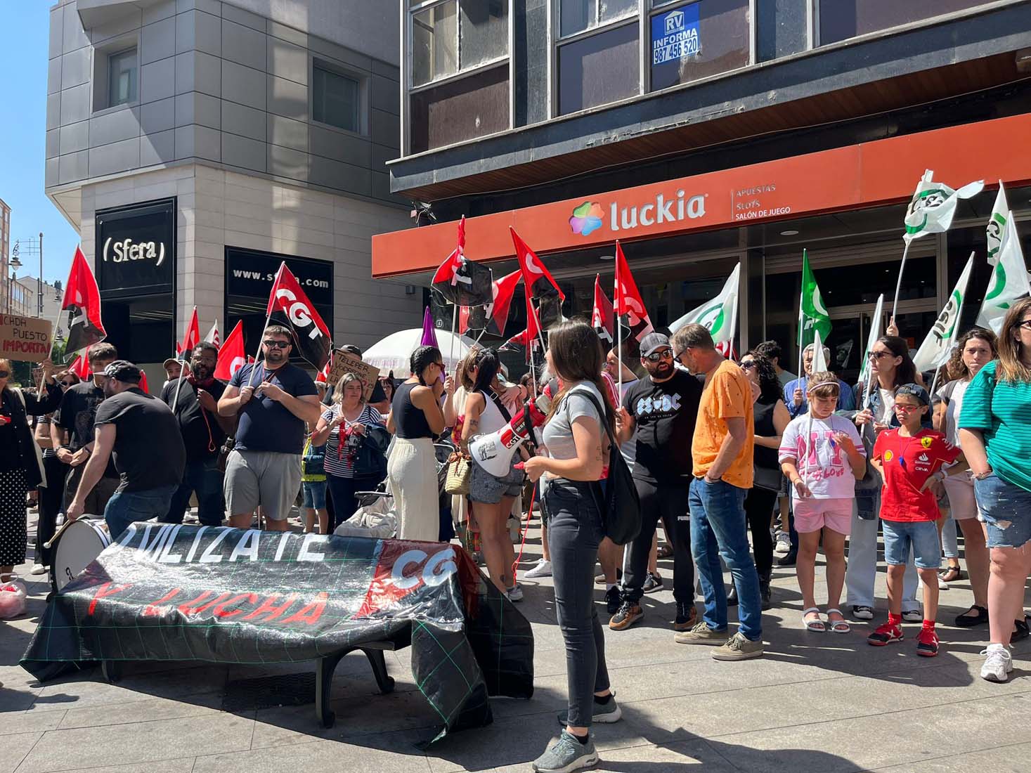 Concentración de CGT por el ERE de Teleperformance en Ponferrada