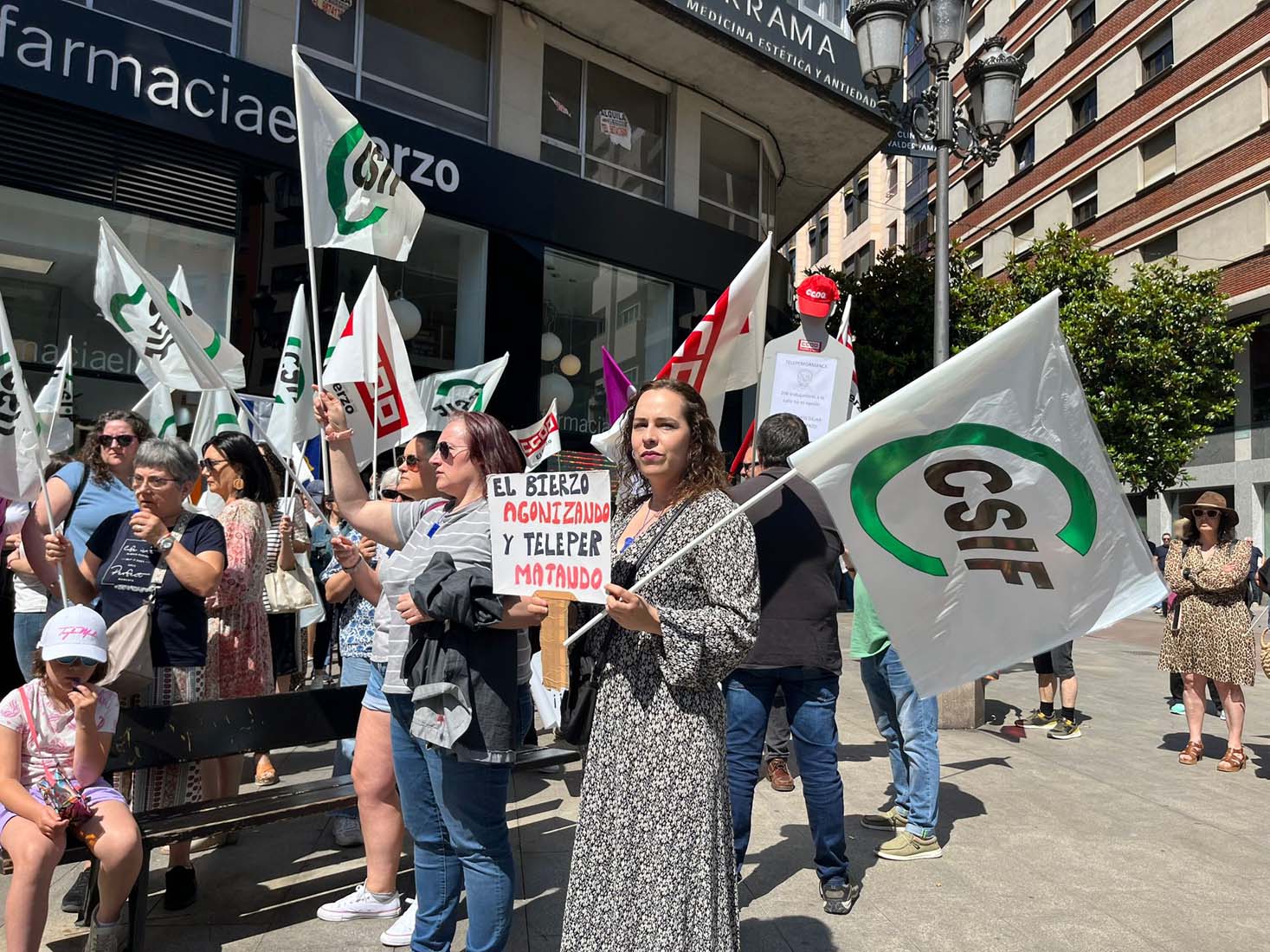 Concentración de CGT por el ERE de Teleperformance en Ponferrada 