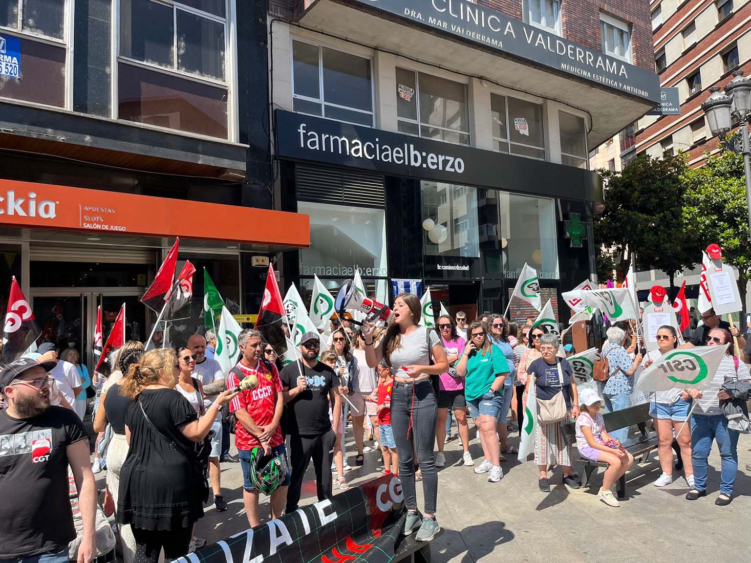 Concentración de CGT por el ERE de Teleperformance en Ponferrada 