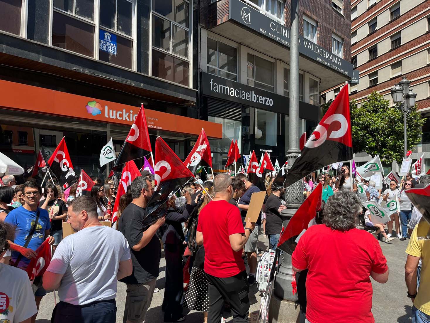 Concentración de CGT por el ERE de Teleperformance en Ponferrada 