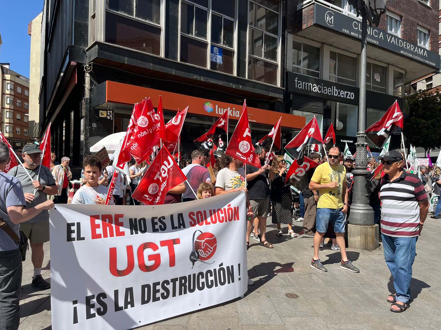 Concentración de CGT por el ERE de Teleperformance en Ponferrada 