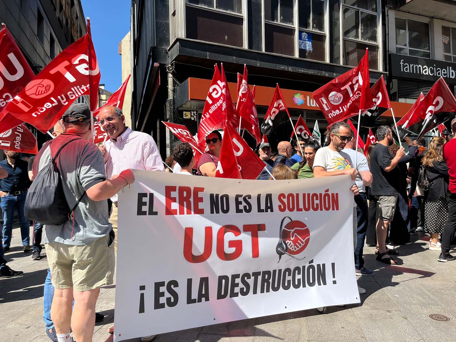Concentración de CGT por el ERE de Teleperformance en Ponferrada 