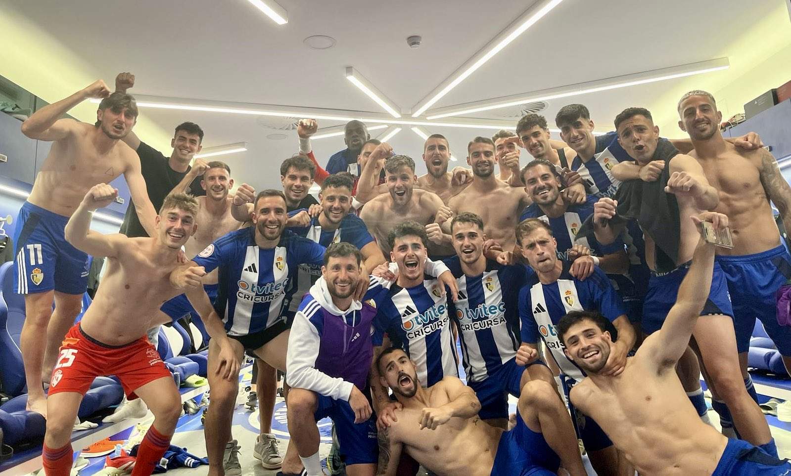 Celebración en el vestuario de la Ponferradina .