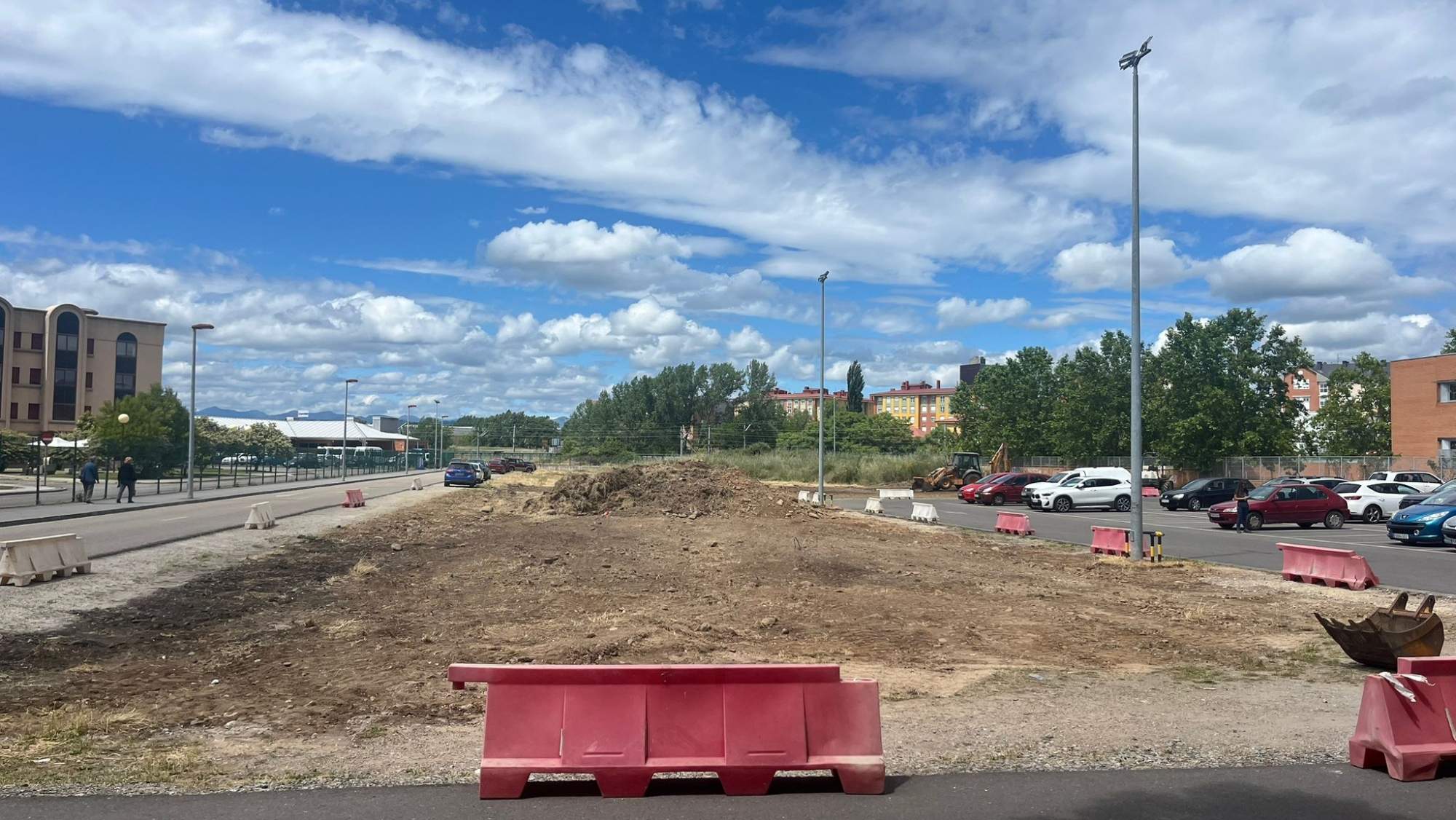 Obras del nuevo aparcamiento de Flores del Sil 
