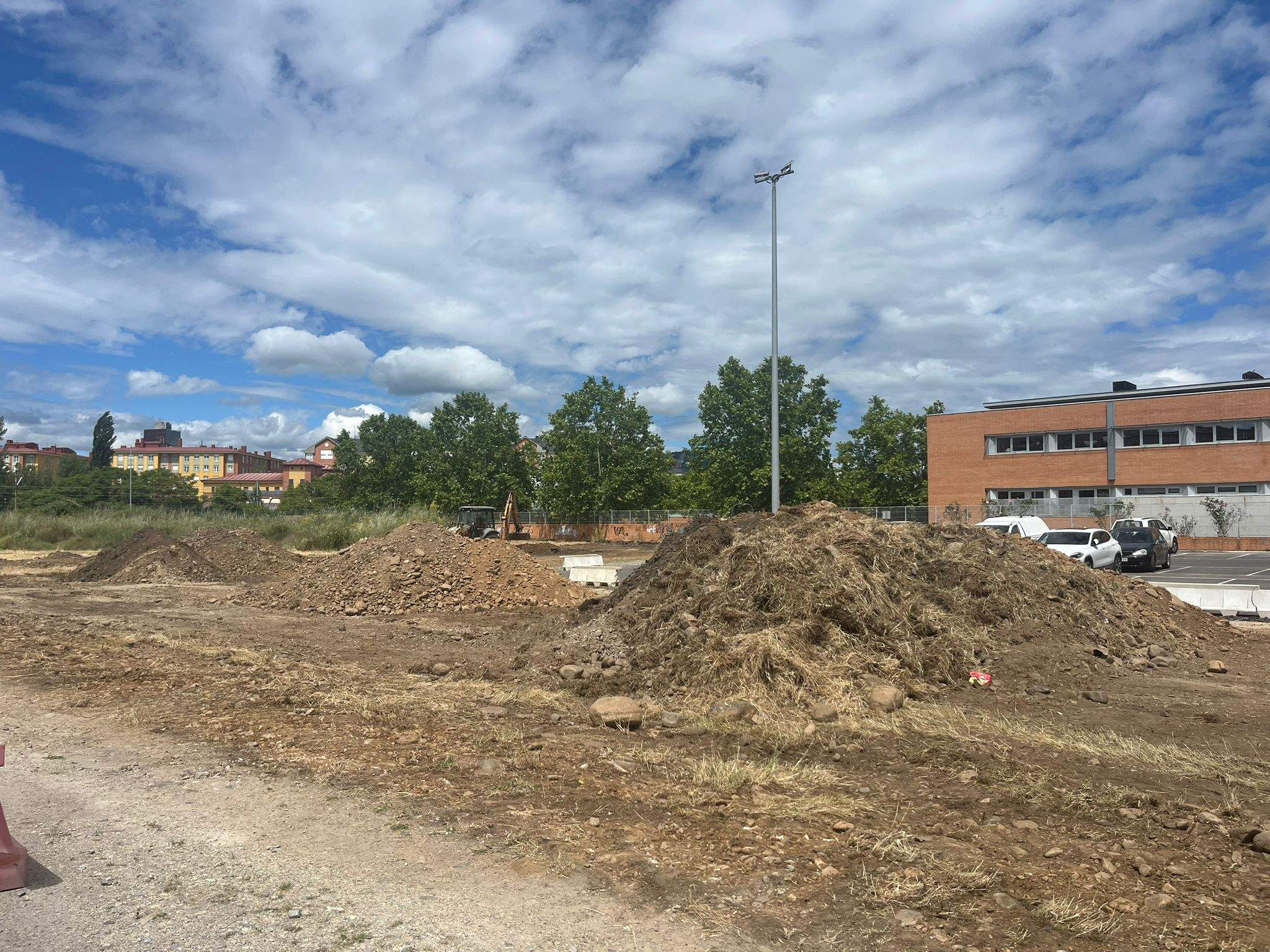 Obras del nuevo aparcamiento de Flores del Sil 