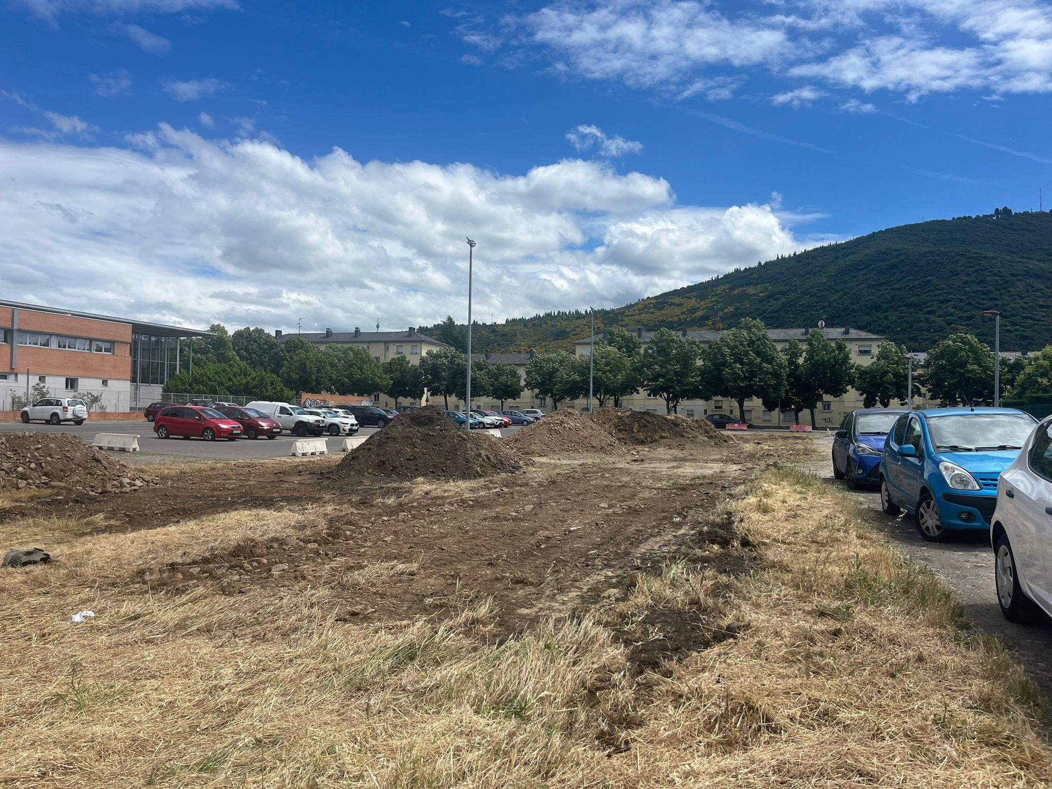 Obras del nuevo aparcamiento de Flores del Sil 