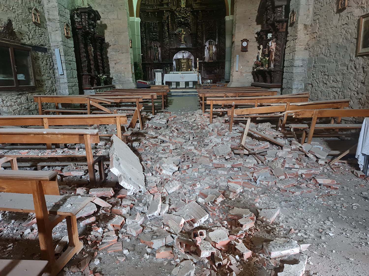 Se derrumba parte del falso techo de la iglesia de Arganza sin causar heridos